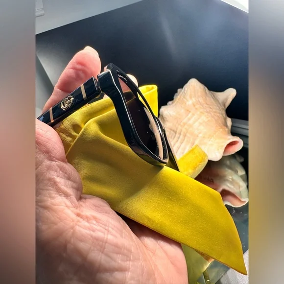 GUCCI Black Square Sunglasses - Picture 6 of 10